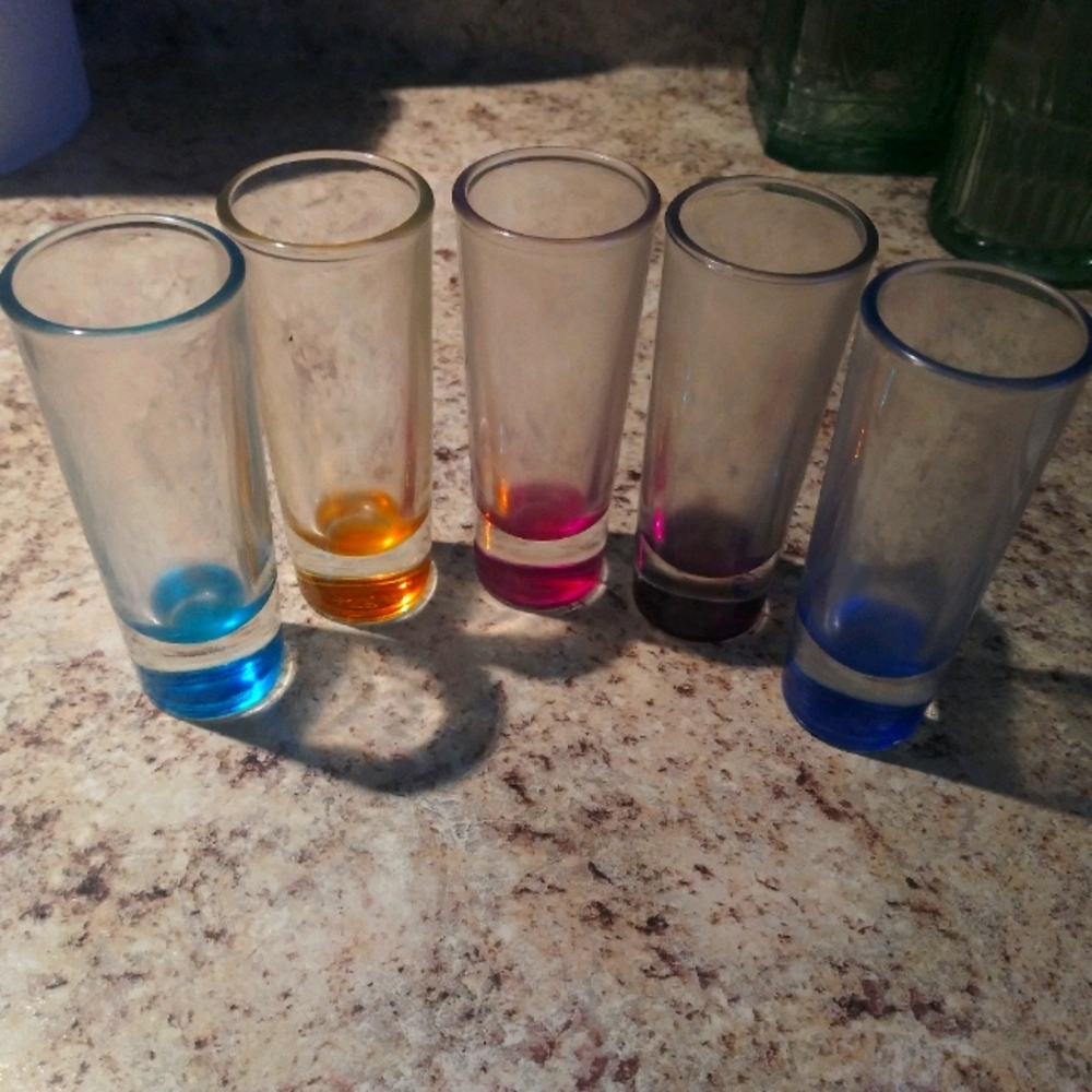 8 shot glasses. 5 colored bottoms and 3 marilyn mo